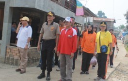 Kapolda Jambi, Brigjen Pol Lutfi Lubihanto bersama dengan sejumlah Polwan melaksanakan gotong royong di Pulau Pandan